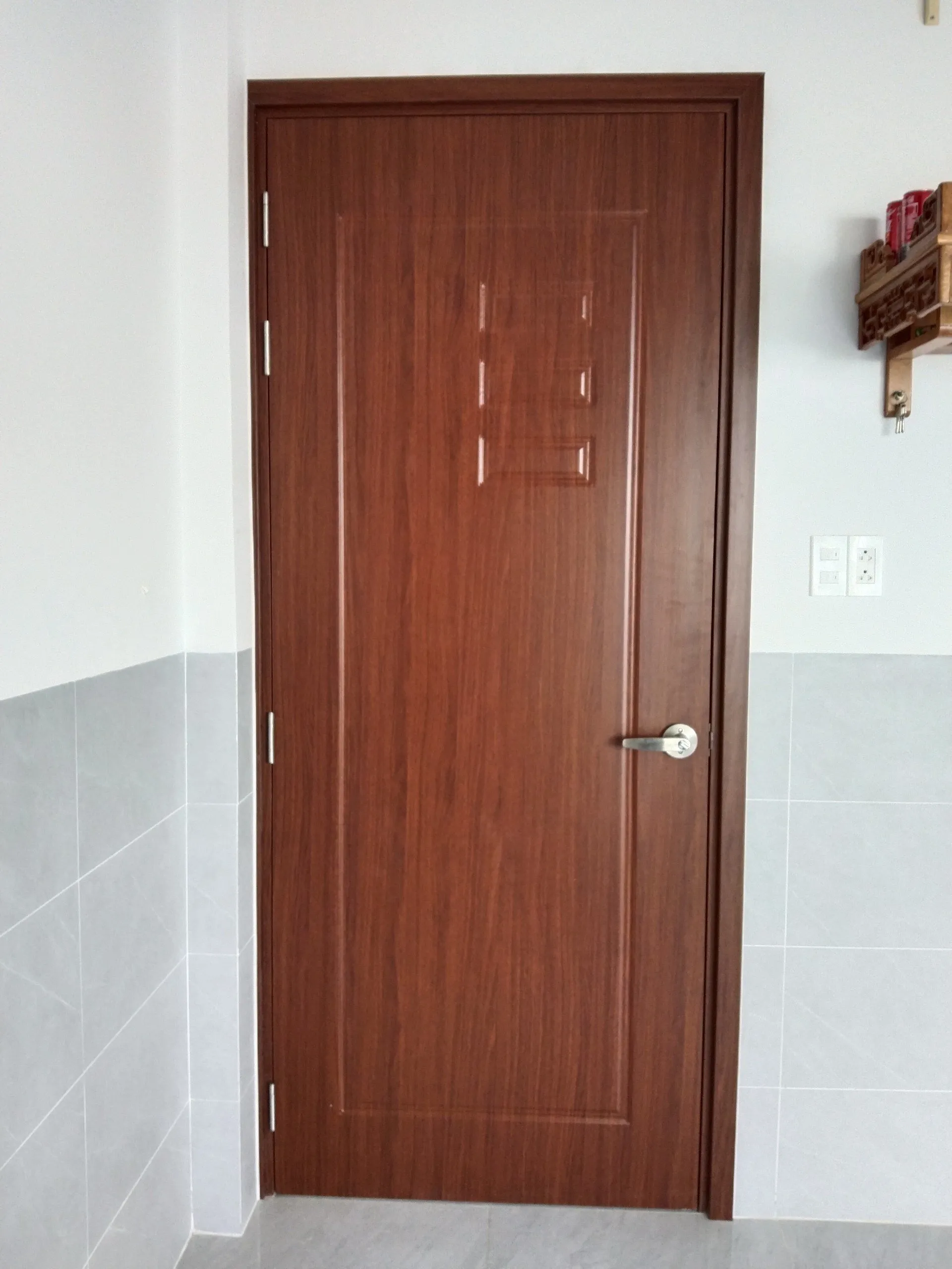 Cửa Nhựa Composite Sơn Vân Gỗ Có Giá Như Thế Nào?
